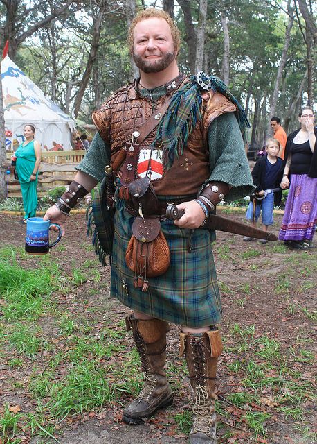 Faire kilt attire with a generous portion of visual interest. Great Kilt Men, Traditional Irish Clothing, Purim Ideas, Renn Faire, Great Kilt, Irish Clothing, Kilt Outfits, Sherwood Forest, Tartan Kilt