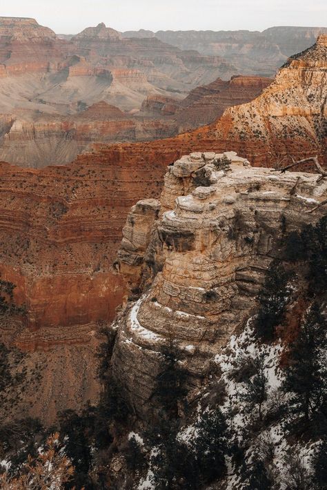 The best place to see the Grand Canyon is to visit the South Rim in Arizona. Here, you’ll find loads of popular viewpoints and scenic hiking trails for spectacular views of Grand Canyon National Park. In this blog post, I’ll outline some of the very best ones, and include some photos that I took from each spot to get you inspired. | Grand Canyon Top View | Grand Canyon Viewing Deck | Grand Canyon Viewpoints | Hiking the Grand Canyon Tips | Best Grand Canyon Views | Grand Canyon Lookout Points |