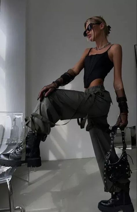 Techno Inspired Outfit, Techno Style Outfit, Cold Weather Rave Outfits, Rave Looks Outfit, Techno Aesthetic Outfit, Raves Outfit, Futuristic Outfit Ideas, Rave Outfits Techno, Techno Outfit Rave