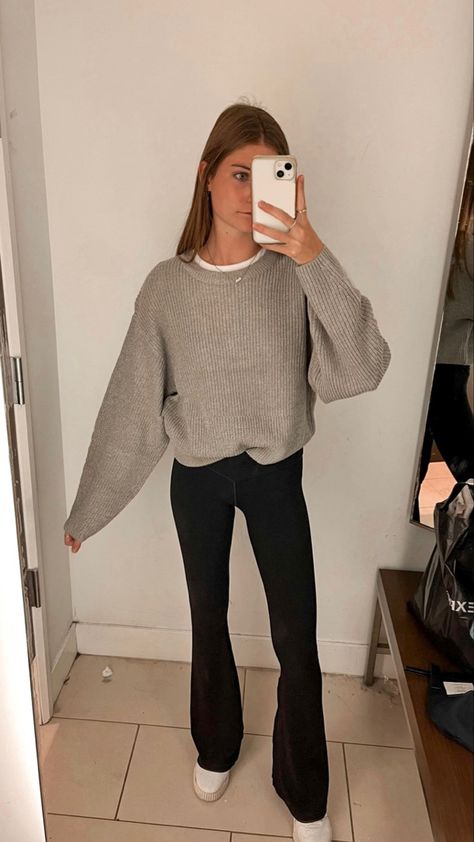 Flare Pants Sweater Outfit, Cute Outfits With Yoga Pants Fall, Flared Leggings Outfit Dressy, Cute Comfy Outfits With Flare Leggings, Flare Lounge Pants Outfit, Flared Leggings With Sweater, Flare Leg Leggings Outfit, Purple Flare Leggings Outfit, Outfits With Green Flare Leggings