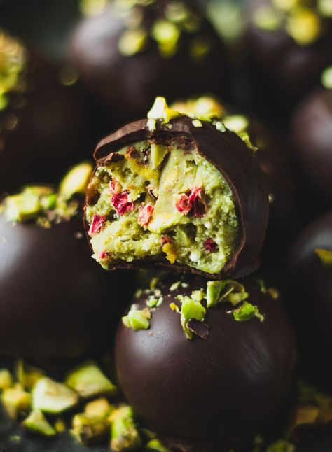 Pistachio Truffles with Raspberries Smoked Sausage And Potato Bake, Pistachio Truffles, Dark Chocolate Pistachio, Raspberry Truffles, Sausage And Potato Bake, Pistachio Raspberry, Pistachio Dessert, Pistachio Recipes, Chocolate Pistachio