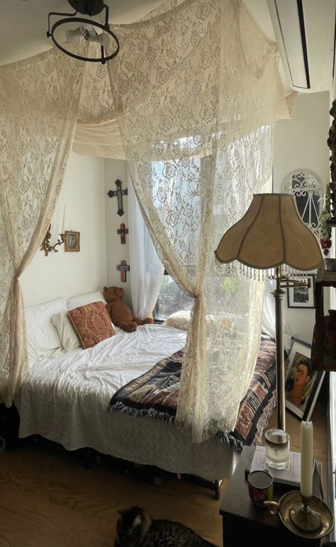 Boho Chic Room Ideas, Boho Coquette Room, Room Ideas Vintage Aesthetic, Coquette Vintage Room, Blue Vintage Room, Bed Curtains Aesthetic, Vintage Coquette Bedroom, Vintage Curtains Bedroom, Southern Gothic Bedroom