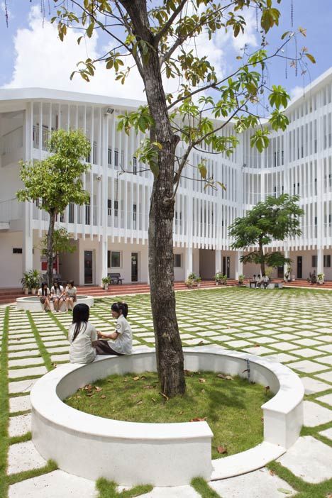 Binh Duong School by Vo Trong Nghia Vo Trong Nghia, World Architecture Festival, Urban Landscape Design, Sustainable Building, Easy Landscaping, Landscape Architecture Design, Urban Furniture, School Yard, School Garden