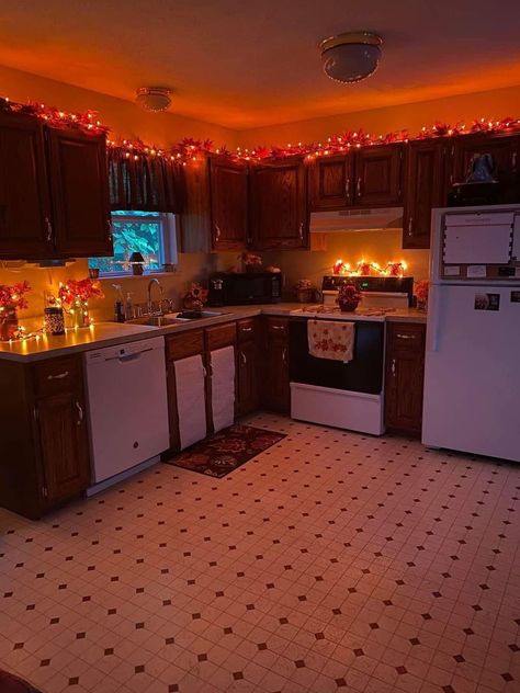 Halloween Aesthetic Indoor, Halloween Kitchen Aesthetic, Autumn Aesthetic Kitchen, 90s Fall Decor, Fall Apartment Decor Kitchen, Halloween Apartment Aesthetic, Grandma Decor Aesthetic, Spooky House Aesthetic, Cozy Halloween Decor