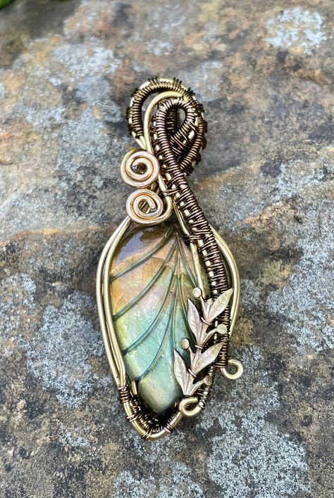 Carved Labradorite Leaf Pendant in Wire Wrapped Brass with Brass Leaves. Wire Wrapped Leaf Pendant, Unique Jewelry Inspiration, Wire Crystal, Wire Wrap Cabochon, Wire Wrapped Stone Jewelry, Wire Wrap Jewelry Designs, Wire Wrapped Jewelry Diy, Wire Wrapped Jewelry Tutorials, Metalwork Jewelry