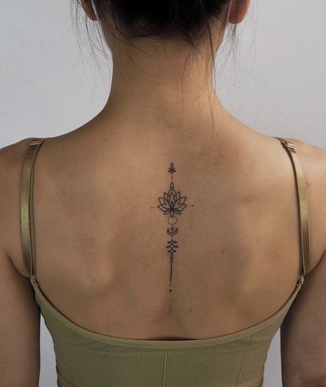 Font Tato, Small Back Tattoos, Neck Tattoos Women, Back Of Neck Tattoo, Small Pretty Tattoos, Petite Tattoos, Tattoos Geometric, Spine Tattoos For Women, Small Hand Tattoos