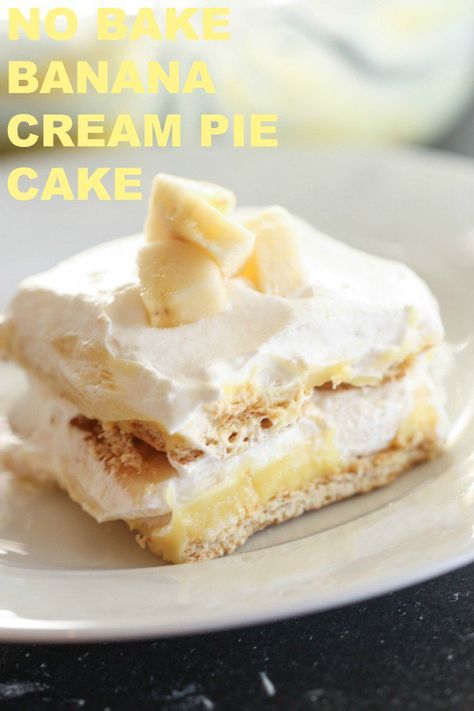 No Bake Banana Cream Pie Cake | Six Sisters' Stuff I am a huge banana cream fan. If it has the words banana cream in front of it, I know I'm going to like it. It's just light and fluffy and full of flavor. This No Bake Banana Cream Pie Cake, will not disappoint. It's quick, delicious, and so easy to make. #nobake #bananacreampie Banana Cream Pie Cake, No Bake Banana Cream Pie, Pie Cake Recipe, Puding Pisang, No Bake Eclair Cake, Mousse Desserts, Bake Banana, Banana Cream Pudding, Banana Pie