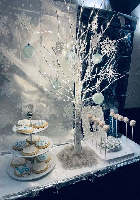 Ice Theme Quinceanera, Quince Themes Winter Wonderland, Ice Theme Decorations, Winter Ball Sweet 16, Winter Wonderland Themed Sweet 16, Winter Wonderland Center Piece, Winter Party Tablescape, Winter Wonderland Party Decorations Diy, Winter Quinceanera Theme