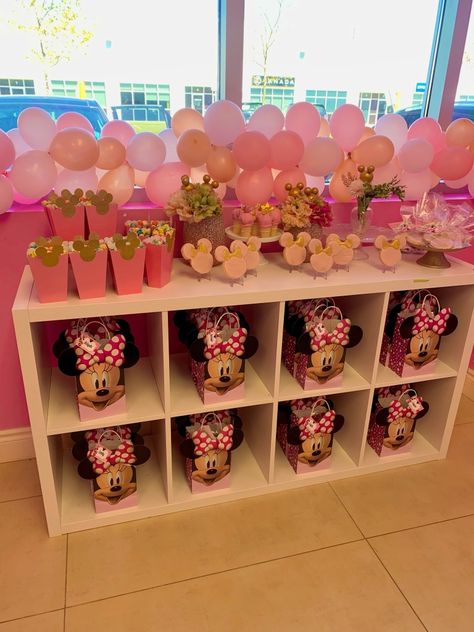 Mini Bowtique Party, Minnie Mouse Bowtique Birthday Party Ideas, Minnies Bowtique Party Decoration, Minnie’s Bowtique Birthday Party, Minnie Bowtique Party, Minnie Mouse Bowtique Birthday, Bowtique Party, Minnie Mouse Plates, Minnie Mouse Balloons