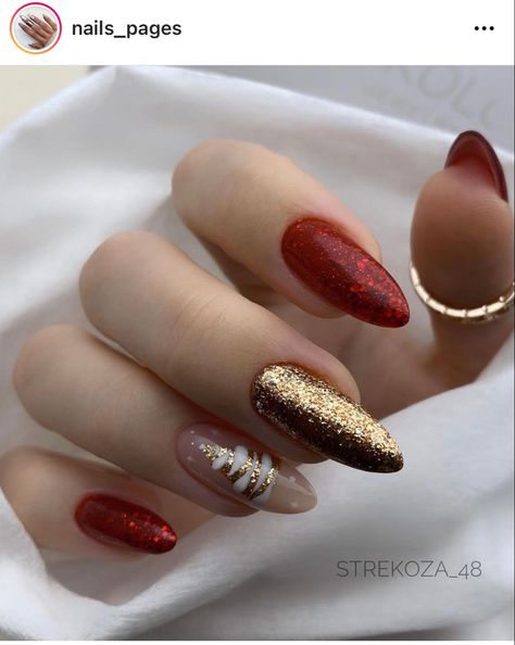 December Nails, Red Christmas Nails, Christmas Nails Easy, Christmas Gel Nails, Gold Nail, Festival Nails, New Year's Nails, Xmas Nails, Christmas Nail