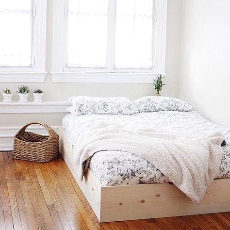 A minimal bed frame to hide that box spring! And it only takes ten minutes to put together! #ontheblog today! Platform Bed Diy, Minimal Bed Frame, Bedframe Diy, Minimal Bed, Simple Bed Frame, Minimalist Dekor, Diy Platform Bed, Diy Bed Frame, Simple Bed