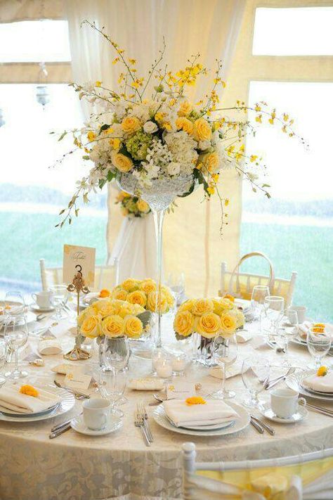 Wedding Centerpieces Ideas, Yellow Wedding Theme, Centerpieces Ideas, Spring Bridal Shower, Tafel Decor, Yellow Decor, Beautiful Table Settings, Pretty Tables, Lemon Tea