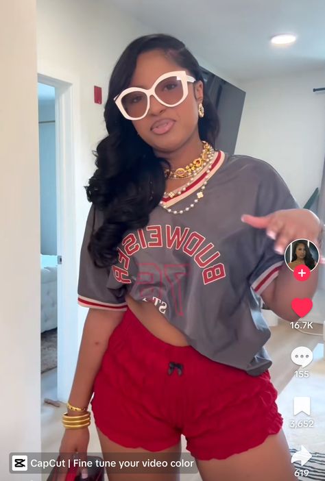 Sneakercon Outfits, Date Night Outfit Summer Dinner Classy, Red Streetwear Shorts, Red Shorts Outfits Women, Black Women Summer Outfits, Casual Summer Outfits Black Women, Cali Outfits, Throwing Fits