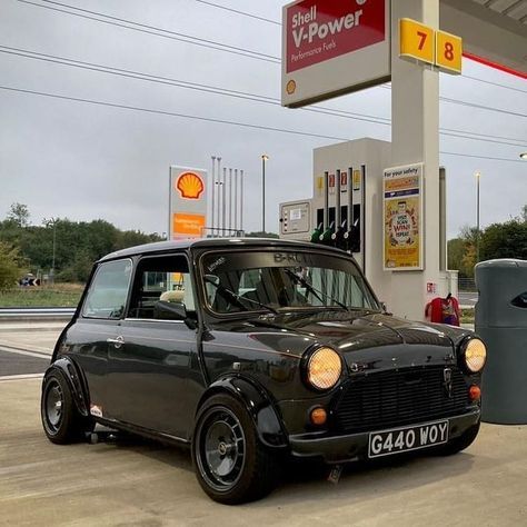 Classic Mini Cooper Interior, Old Mini Cooper, Black Mini Cooper, Mini Cooper Interior, Mini Cooper Custom, Car Reference, Mini Cooper Classic, Car Pics, Mini Classic