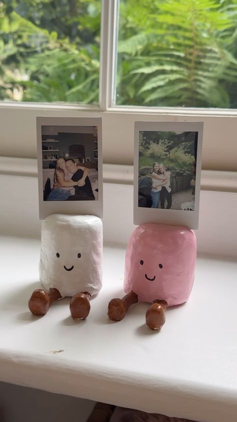 Kit 💘 | Marshmallow jellycat photo holders 😍 | Instagram Diy Air Dry Clay, Air Dry Clay Projects, Handmade Projects, Clay Diy Projects, Tanah Liat, Clay Crafts Air Dry, Pottery Crafts, Diy Pottery, Cute Clay