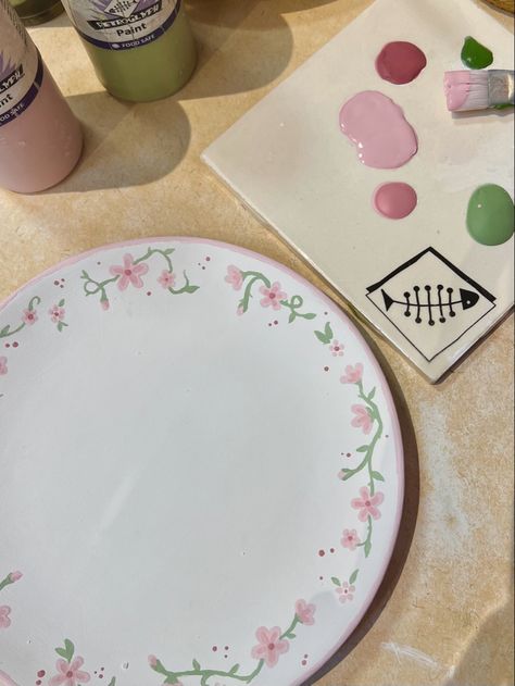 Colorful Coquette, Painting Pottery Plates, Painted Earth, Drawing Colorful, Ceramic Cafe, Fun Aesthetic, Diy Pottery Painting, Painting Cute, Posca Marker