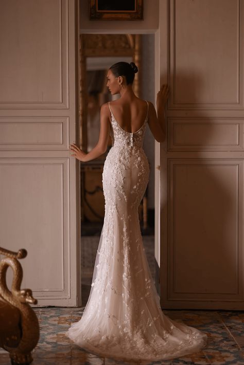 Unveil the epitome of bridal elegance with our Elegant Tulle Mermaid Wedding Gown. This exquisite floral wedding dress, featuring delicate lace and a sleeveless design, is tailored to make your special day unforgettable. Plunging V-Neckline: The deep V-neckline exudes modern sophistication, perfectly complementing the elegant lace details. Intricate Floral Lace and Tulle: Adorned with stunning floral lace and crafted from luxurious tulle, this gown radiates timeless romance and charm. Mermaid Silhouette: The mermaid silhouette elegantly contours your figure, creating a breathtaking hourglass shape that enhances your natural beauty. Designed with the modern bride in mind, this sleeveless gown combines contemporary style with classic elegance. The transparent corset and exquisite lace detail Lace Corset Wedding Dress Mermaid, Corset Mermaid Dress, Corset Mermaid Wedding Dress, Transparent Corset, Simple Satin Wedding Dress, Mermaid Wedding Gown, Nontraditional Wedding Dress, Wedding Dresses High Low, Champagne Evening Dress