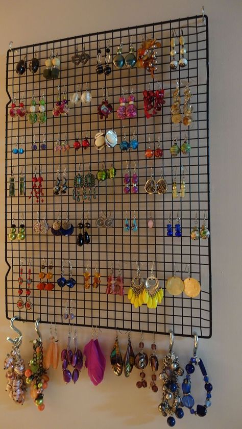 Earring Wall Holder, Organizing Earrings Ideas, Jewelry Rack Diy, Earring Collection Display, Storing Earrings Diy Storage Ideas, Earing Storage Diy, Best Way To Organize Jewelry, Earrings Holder Ideas, Large Earring Storage