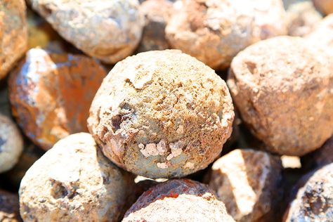 Geodes - Where can you find geodes? - DesertUSA Geode Hunting, Sedimentary Rock Formation, Rock Collecting, Geode Rocks, Rock Hunting, Creek Bed, Sedimentary Rocks, Rock Collection, Rock Hounding