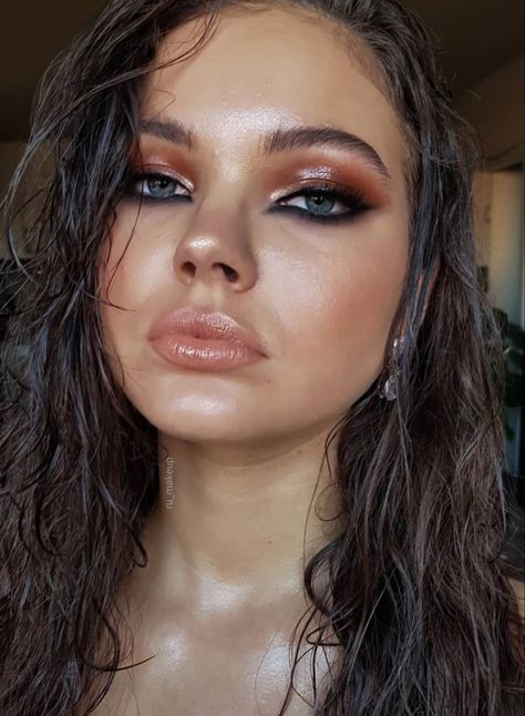 Beachy glossy eyeshadow and highlighter “wet” effect makeup look Wet Makeup Look, Wet Makeup, Catwalk Makeup, Glossy Eyeshadow, Maquillage On Fleek, Beach Makeup, Mekap Mata, Eyeshadow For Blue Eyes, Glossy Makeup