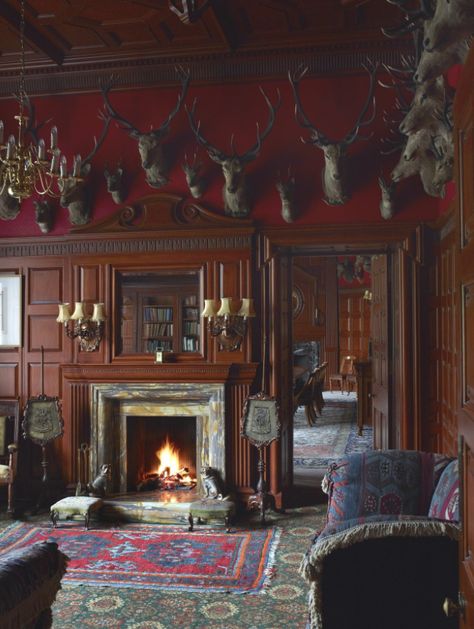 Giving you a gorgeous and thoroughly researched look inside the homes of the Scottish Highlands. Scottish Living Room, Castle Style Homes, Hunting Lodge Interiors, Lodge Interiors, Scottish Interiors, Scottish Decor, Scottish Cottages, Deer Heads, Scottish Homes