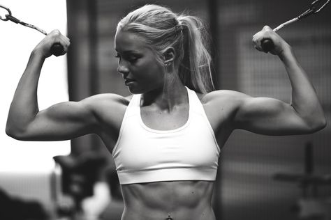 Oona Tolppanen Easy At Home Workouts, Toned Arms, Zumba Fitness, Biceps Workout, Body Motivation, Fitness Challenge, Weekly Workout, Body Fitness, Motivation Fitness