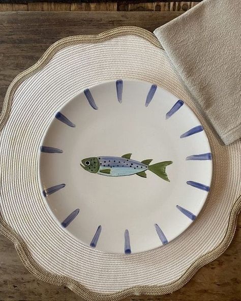 Painted Dinner Plates, Pottery Painting Ideas Serving Dish, Cool Plate Designs, Ceramic Art Painting Ideas Plate, Ceramic Painting Fish, Funny Pottery Ideas, Paint Your Own Plate, Pottery Glaze Designs, Fish Ceramics Pottery