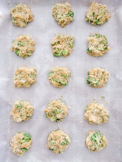 These 4 ingredient broccoli tots are perfect for toddlers or baby-led weaning. You can blend up the ingredients for a finer texture, or leave the broccoli chunky for baby to explore new textures! | broccoli tots for toddlers | easy toddler recipes | baby led weaning recipes | 8 month old baby led weaning recipes | food ideas for 12 month old | food ideas for 18 month old | veggie tots | broccoli bites | homemade #easyrecipe #babyledweaning #toddlerfood #toddlerrecipes Good Ideas For 10 Month Old, 9 Month Meals, Baby 10 Months Food, Healthy Meals For 12 Month Old, 15 Month Old Dinner Ideas, Easy Blw Lunch, 12 Month Old Lunch Ideas For Daycare, Foods For One Year Olds Meals, Healthy Food For One Year Old