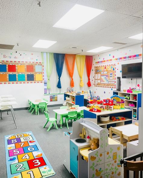 Fun Ideas For Daycare, House Daycare Setup, Ideas For Daycare Decorating, Fall Daycare Room Ideas, Classroom Themes Daycare Ideas, Daycare Living Room Ideas, Preschool Set Up At Home, Rainbow Daycare Room, Cute Daycare Classroom Ideas