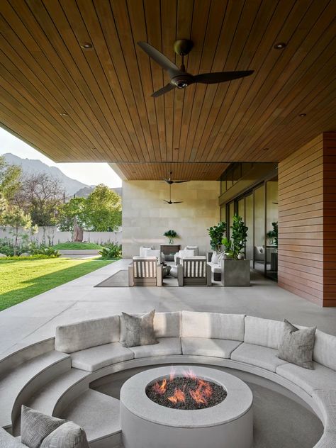 Outdoor Fire Pit Ideas, Outdoor Fire Pit Seating, Design Per Patio, Outdoor Ambiance, Sunken Fire Pits, Rectangular Fire Pit, Outdoor Fire Pit Designs, Stone Fire Pit, Fire Pit Seating