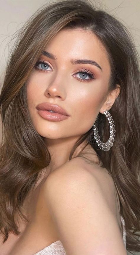 32 Radiant Makeup Looks to Make You Glow on Your Big Day : Soft Natural Neutral Look Red Carpet Celebrities, Pakistan Bridal, Aesthetic Asian, Natural Glam Makeup, Celebrity Actress, Women Aesthetic, Unique Makeup, Natural Glam, Natural Women