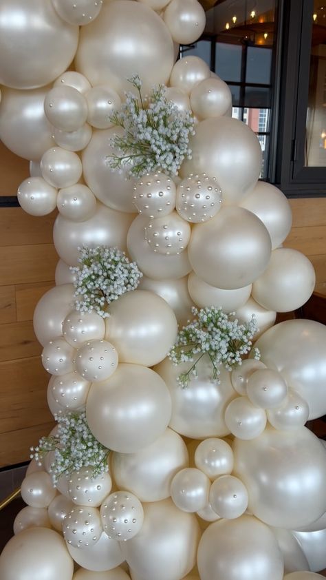 M&K EVENTS | Bride to be 🤍 #M&KEvents #bridetobe #bride #chicago #chicagoballoons #chicagoballoon #chicagoballoon #bridetobe #balloons #luxuryballoons … | Instagram Vintage Pearl Wedding Decor, Wedding Balloons With Flowers, Balloon For Wedding, Wedding Balloon Display, Rehearsal Dinner Balloons, Balloon Arch Inspiration, Bridal Shower Diy Ideas, Balloons At A Wedding, Ballon Arch Wedding Reception