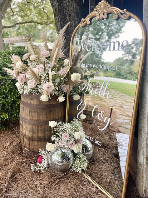 Hay Bale Seating Wedding Ceremony, Rustique Wedding Decoration, Wedding Farm Decor, Rustic Outdoor Wedding Reception Ideas, Diy Farm Wedding Decorations, Barrel Wedding Decor Entrance, Backyard Wedding Entrance Ideas, Carboy Jug Decor Wedding, Whiskey Barrel Wedding Decor Entrance