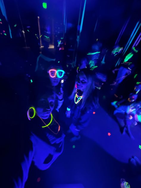 #glowsticks #fun #party #girls #summer Skyzone Glow Night, Glow Stick Party Aesthetic, Glow Stick Birthday Party, Glowstick Party Aesthetic, Glow Stick Dance Party, Glowsticks In Pool, Glowstick Aesthetic, Neon House Party, Glowsticks Party