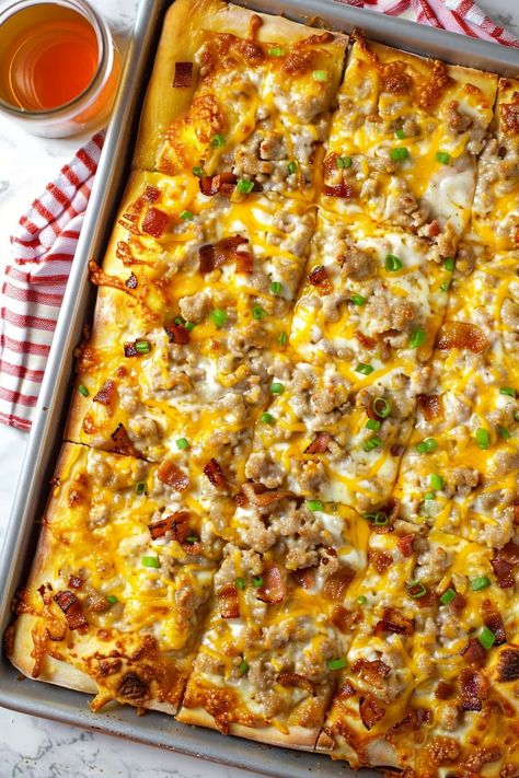 Pizza Breakfast Casserole, Camping Food Breakfast, Best Breakfast Bake, Savory To Go Breakfast, Cooking Breakfast For A Crowd, Breakfast Get Together Ideas, Hardy Breakfast Ideas, Breakfast Pizza Recipes, Breakfast Pizza Crust Recipe