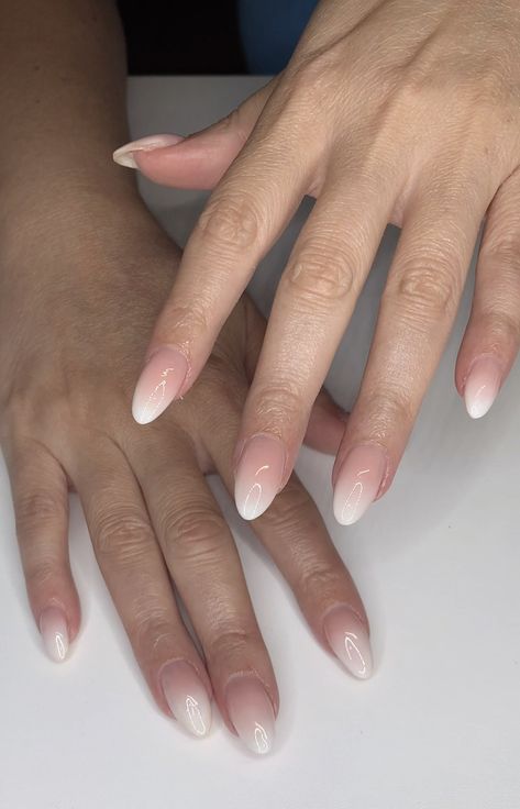 White Tip Blended Nails, Faded White French Tip Nails, Ombré White Tip, Ambre Nails Ombre Natural, Ombre Cream Nails, Simple White Ombre Nails, Gradual French Tip Nails, Classic French Ombre Nails, Natural French Fade Nails