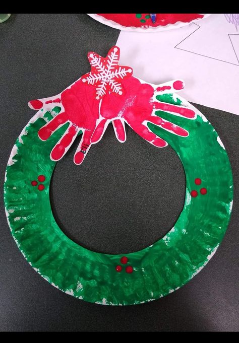 Christmas Crafts For 3 Year, Christmas Wreath Paperplate, Handprint Christmas Wreath Preschool, Paper Plate Wreath Preschool, Christmas Wreaths Crafts Preschool, Holiday Crafts For Two Year Olds, Preschool Canvas Art Ideas Christmas, Easy Christmas Craft For Preschool, Easy Christmas Arts And Craft For Toddlers