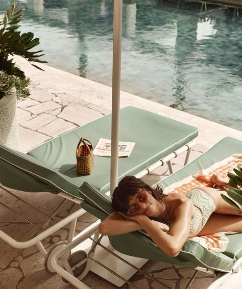 Via Keddie Tess Pinterest 💫 Poolside Aesthetic Summer, Hotel Pool Photography, Greece Photoshoot Ideas, Sunbathing Photography, Luxury Beach Lifestyle, Hotel Pool Aesthetic, Beach Resort Aesthetic, Sunbathing Aesthetic, Resort Photoshoot