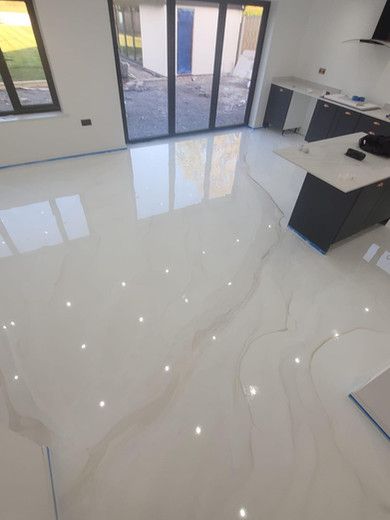 White Marble Epoxy Resin Floor White Epoxy Floor, Epoxy Floors In Home, Marble Epoxy Floor, Epoxy Resin Flooring, Shiny Floors, Resin Floor, Painted Floor, Marble Painting, Epoxy Floor