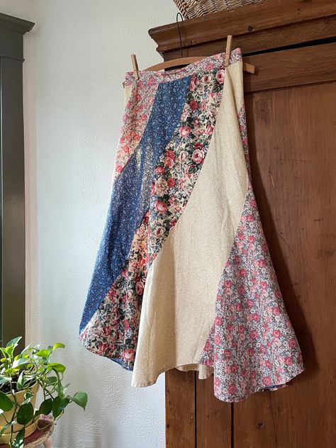 Patch Work Skirt, Quilt Skirt, Thrifting Inspiration, Patchwork Skirts, Patchwork Quilt Jacket, Diy Skirts, Hippie Sweaters, Patchwork Vest, Overalls Vintage