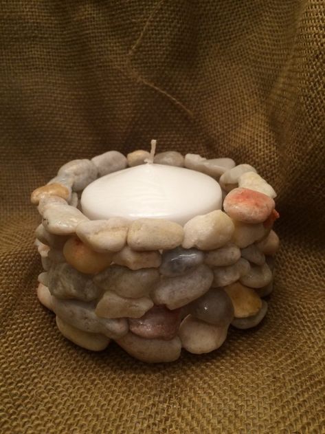 Crafty pebble decorating ideas for your home! - Craft projects for every fan! Rock Candle Holder, Rock Crafts Diy, Rock Candle, Stone Diy, Diy Candle Holders, Stones Diy, Rock Decor, Stone Crafts, Rock Crafts