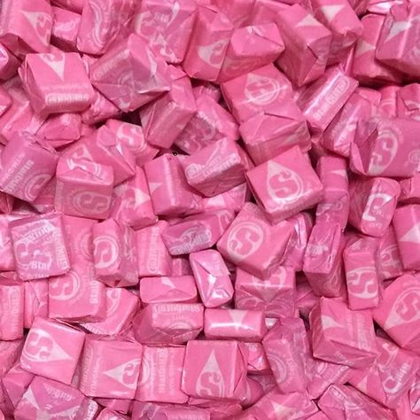 Pink Packaged Food, Barbie Marathon, Pink Food Ideas, Pink Pastries, All Pink Starburst, Barbie Brunch, Color Picnic, Pink Platter, Pink Candies