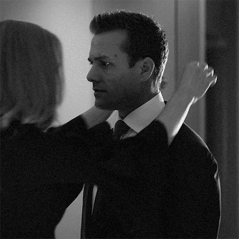 Suits The Series, Suits Aesthetic Tv Show, Harvey Specter And Donna, Harvey And Donna Kiss, Darvey Suits, Donna And Harvey, Suits Harvey And Donna, Harvey Donna, Harvey And Donna