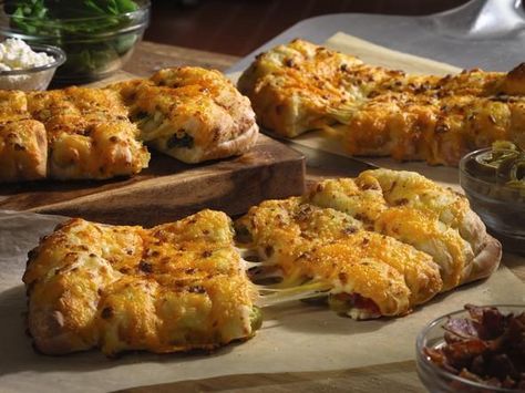 Dominos style garlic bread Recipe by Kanchi Goyal Cheesy Bread Recipe, Cheesy Breadsticks, Bread Packaging, Stuffed Jalapenos With Bacon, Garlic Bread Recipe, Eating Fast, Cheesy Bread, Cheese Topping, Spinach And Feta