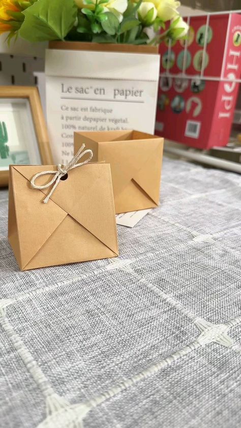 Instagram-video fra Paper Craft Ideas • 2. april 2024 kl. 01:17 Pretty Gift Wrapping Ideas, Diy Paper Bag, Paper Folding Crafts, Paper Bag Crafts, Cardboard Crafts Diy, Gift Wrapping Techniques, Paper Craft Videos, Gift Bags Diy, Packaging Diy