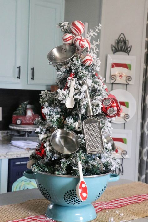 Kitchen Christmas Tree, Festive Kitchen, Natal Country, Gingerbread Kitchen, Tree Village, Christmas Decorations Apartment, Christmas Apartment, Kitchen Christmas, Holiday Deco