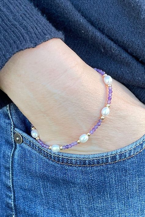 Sparkly Beaded Bracelets, Pretty Beads Bracelets, Unique Beads Bracelet, Handmade Bracelets With Beads, Purple Bead Bracelet Ideas, Purple Bracelets Beads, Delicate Beaded Bracelets, Purple Beads Bracelets, Dainty Beaded Bracelets