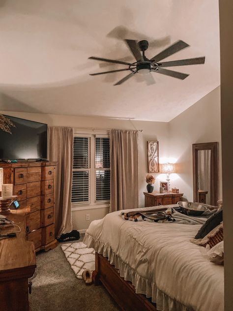 Small Rustic Bedroom Ideas For Couples, Western Home Decor Apartment, Black And Tan Western Bedroom, Western Couple Room Ideas, Cozy Room For Couple, Western Bedrooms Master, Small Couples Bedrooms, Western Apartment Aesthetic, Rustic Ranch Bedroom Ideas