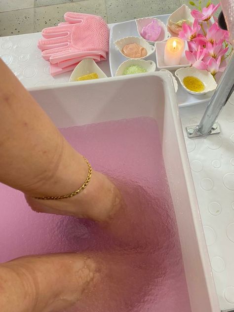 Foot Care Aesthetic, Pedicure Captions For Instagram, Pedicure Aesthetic Salon, Pedicure Set Up, Pedicure Images, Pedicure Spa Ideas, Jelly Spa Pedicure, Pedicure Aesthetic, Jelly Spa