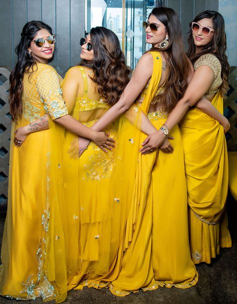 Haldi Poses With Friends, Best Friends Wedding Poses, Marriage Poses With Friends, Haldi Poses With Sister, Mehndi Poses Photography With Friends, Group Photos Indian, Haldi Photography Ideas With Friends, Haldi Poses For Bride With Friends, Saree Group Poses